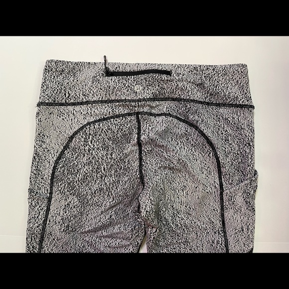 Lululemon Speed Tight V
Power Luxtreme Spray Jacquard White Black/Black Size 10 - Picture 4 of 15